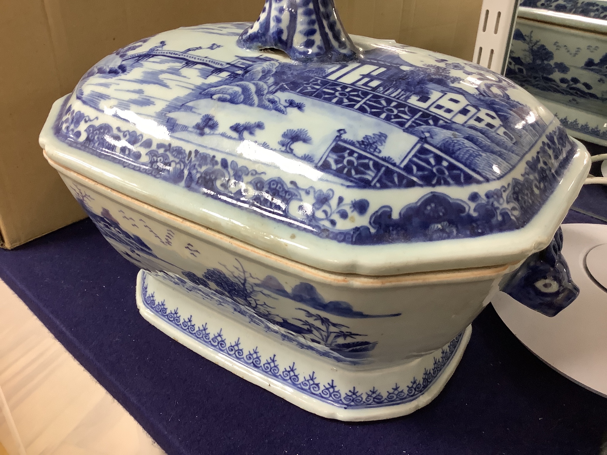 An 18th century Chinese export blue and white porcelain tureen and cover, 24cm high, 30cm wide.